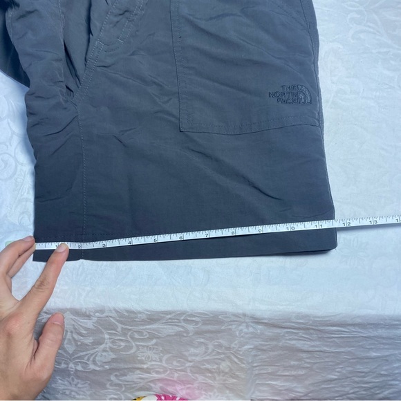 The North Face Womens size 6 Khaki Gray Cargo Hiking Shorts 6.5 inch lightweight - Picture 2 of 13